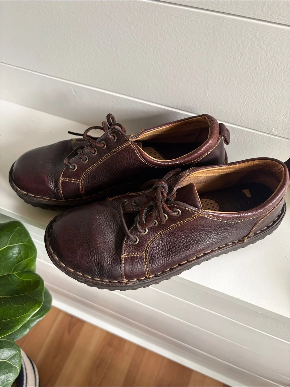 Unisex Casual Leather Lace Up Shoes.  Excellent condition.  7.5 US W